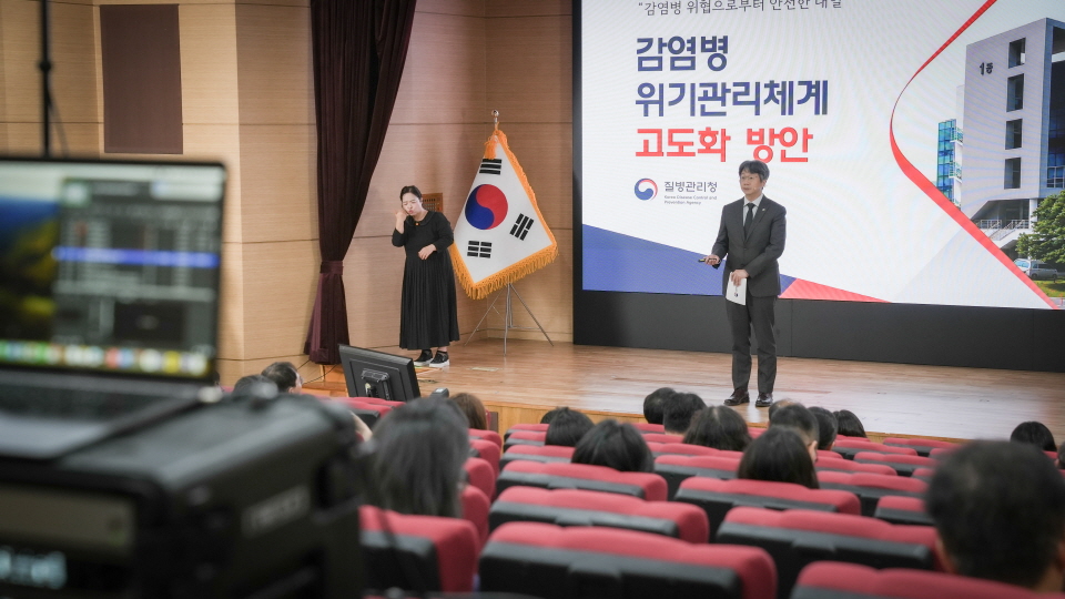 감염병 위기관리체계 고도화 방안 브리핑 전 인사말하는 질병관리청 임승관 청장